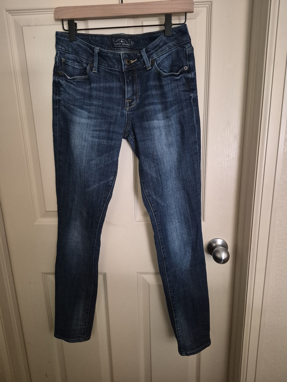 Lucky Brand Skinny Jeans in Medium/Dark Blue Wash